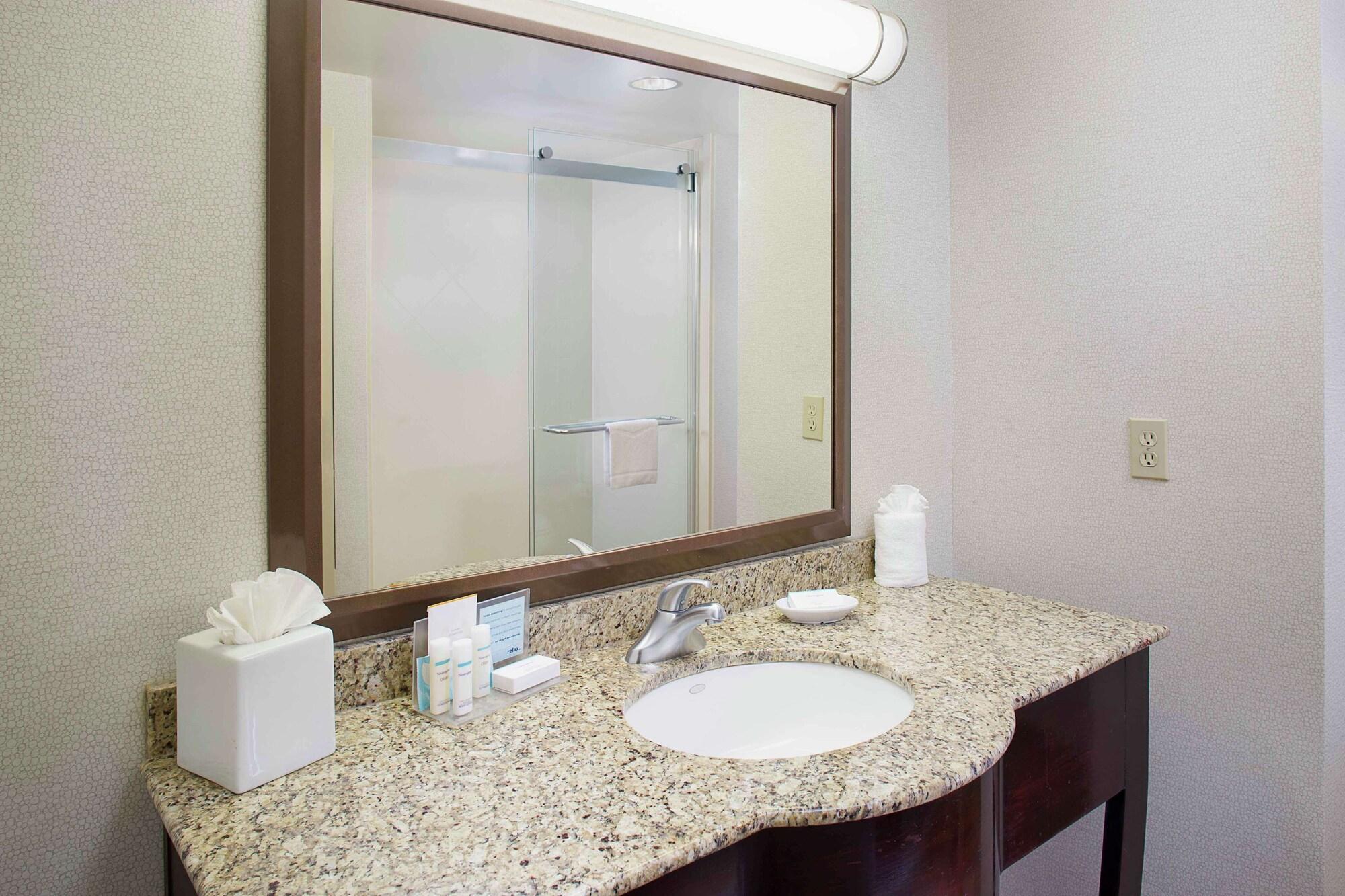 Hampton Inn By Hilton Garden City Long Island Exteriör bild