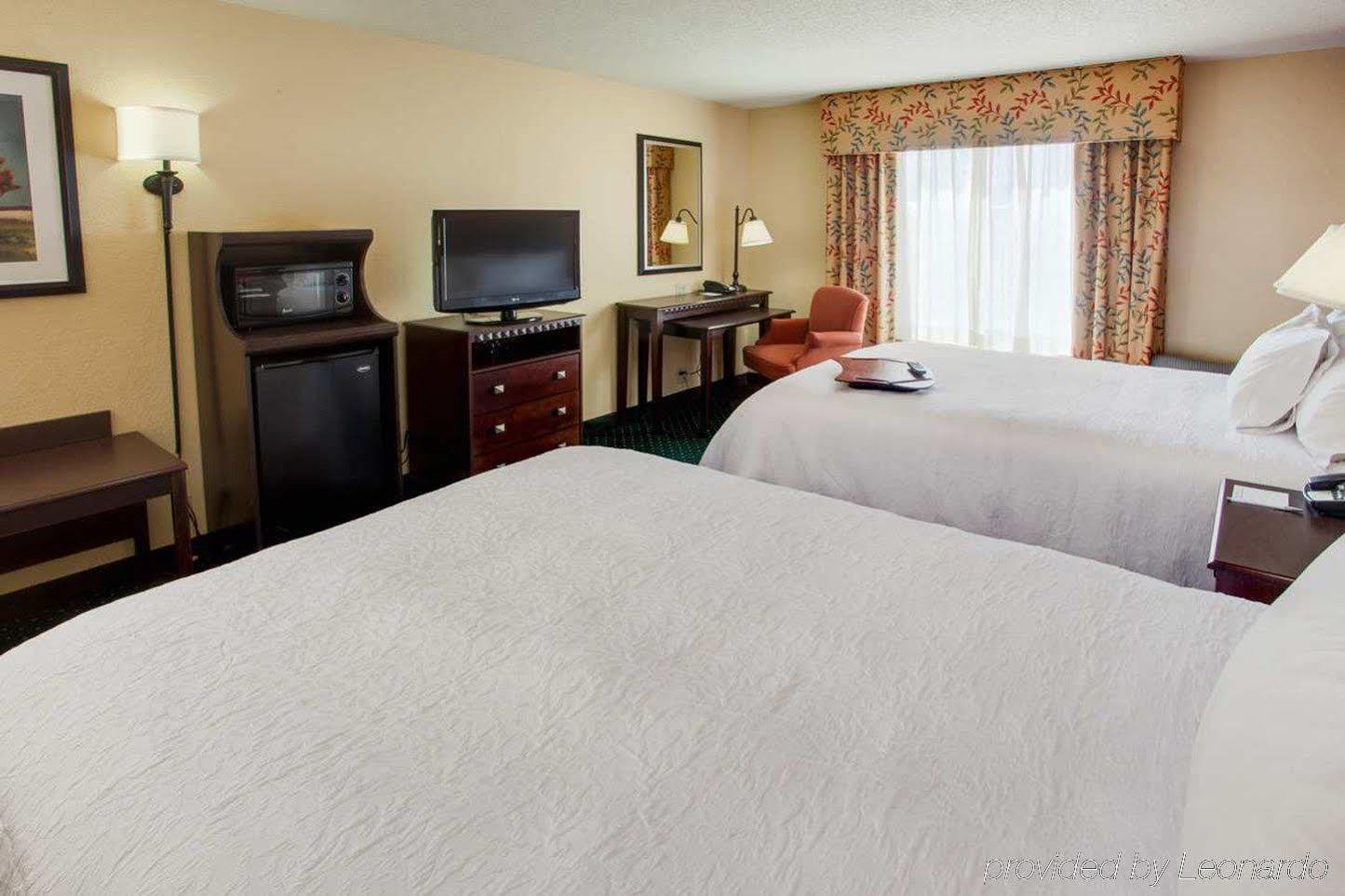 Hampton Inn By Hilton Garden City Long Island Exteriör bild