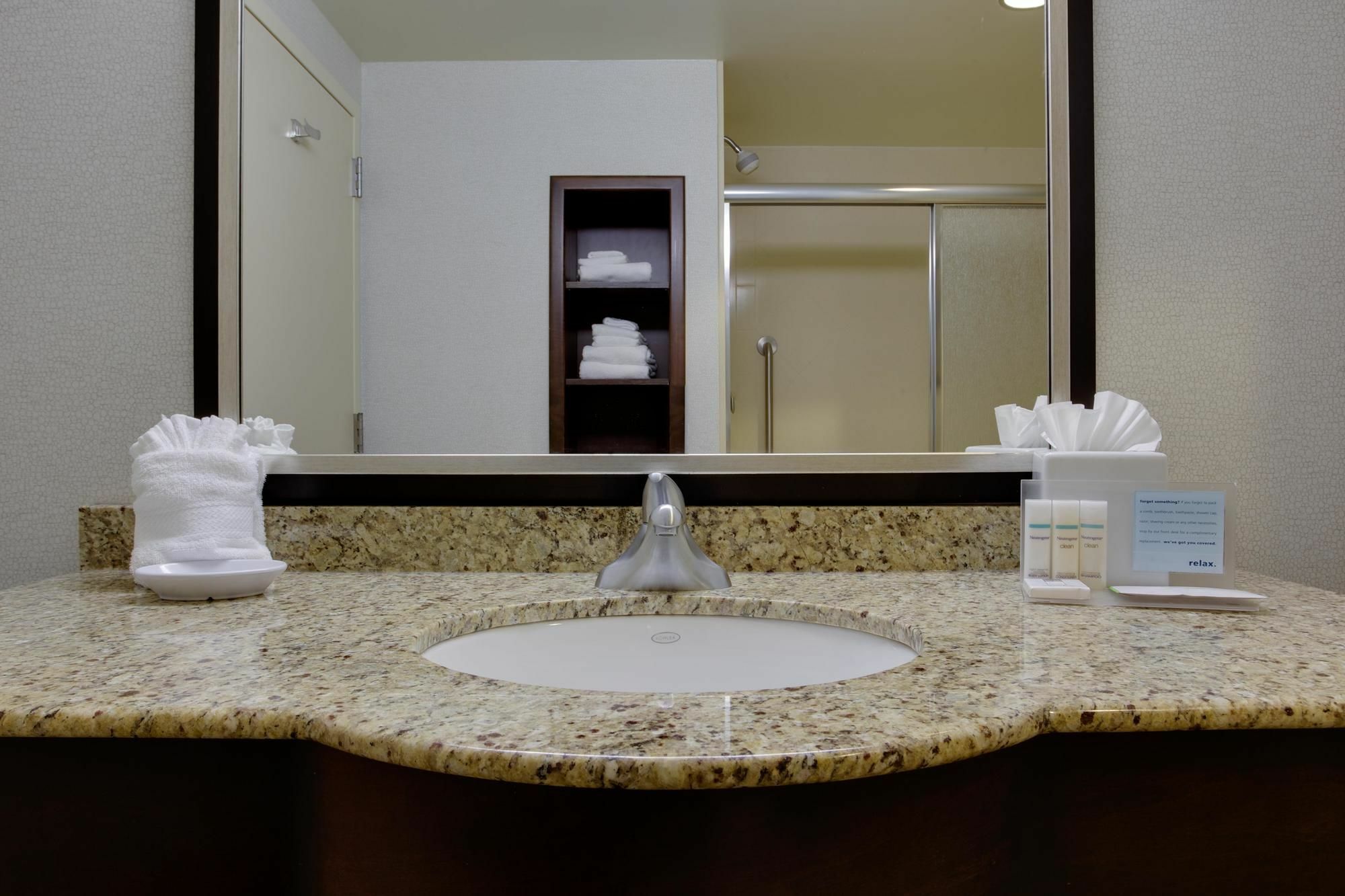 Hampton Inn By Hilton Garden City Long Island Exteriör bild